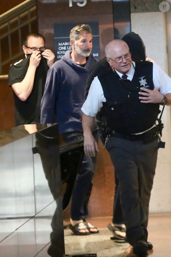 Mossimo Giannulli sort du tribunal de Los Angeles. Mossimo Giannulli et sa femme L. Loughlin ont été inculpées dans une affaire de pots de vin versés à des intermédiaires pour obtenir des places dans des universités prestigieuses pour leurs enfants. Le 12 mars 2019.