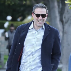 Ben Affleck, tout sourire, est allé chercher un café à emporter et est reparti dans sa voiture vintage. Los Angeles, le 13 mars 2019