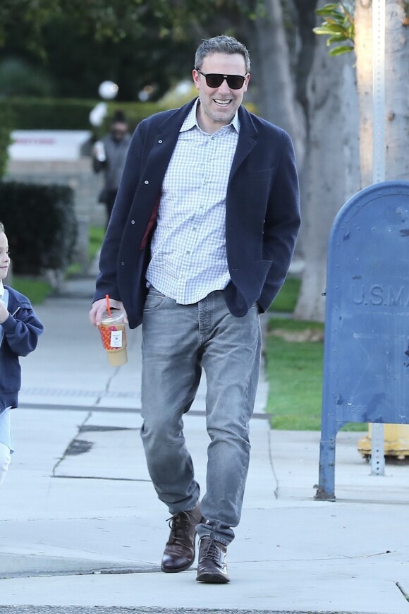 Ben Affleck, tout sourire, est allé chercher un café à emporter et est reparti dans sa voiture vintage. Los Angeles, le 13 mars 2019