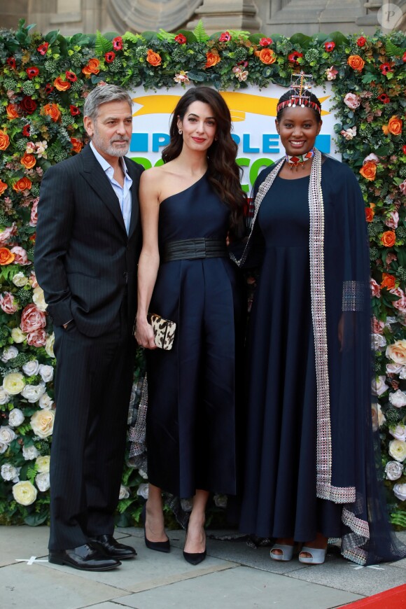 Amal et George Clooney posant avec l'activiste Nice Nailantei Leng'ete, lors du gala de la loterie caritative "People's Postcode Lottery" à Edimbourg le 14 mars 2019