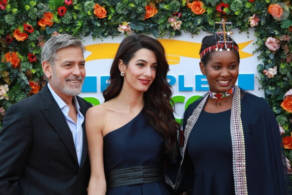 Amal et George Clooney posant avec l'activiste Nice Nailantei Leng'ete, lors du gala de la loterie caritative "People's Postcode Lottery" à Edimbourg le 14 mars 2019