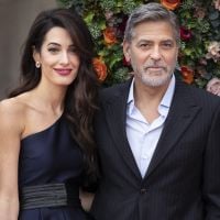 Amal Clooney somptueuse tout de satin vêtue, au bras de George