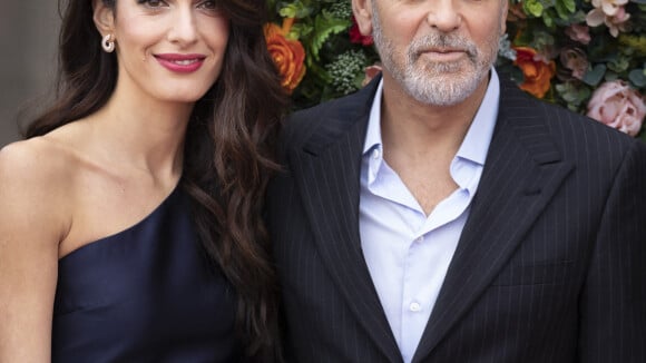 Amal Clooney somptueuse tout de satin vêtue, au bras de George
