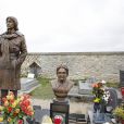 Exclusif - En présence de Julie Bocquet, sa fille cachée, la statue rénovée de Claude François a été dévoilée au cimetière de Dannemois où l'artiste a vécu jusqu'à sa mort, le 9 mars 2019. © Marc Ausset-Lacroix/Bestimage