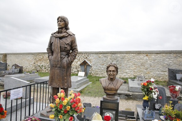 Exclusif - En présence de Julie Bocquet, sa fille cachée, la statue rénovée de Claude François a été dévoilée au cimetière de Dannemois où l'artiste a vécu jusqu'à sa mort, le 9 mars 2019. © Marc Ausset-Lacroix/Bestimage