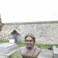 Exclusif - En présence de Julie Bocquet, sa fille cachée, la statue rénovée de Claude François a été dévoilée au cimetière de Dannemois où l'artiste a vécu jusqu'à sa mort, le 9 mars 2019. © Marc Ausset-Lacroix/Bestimage