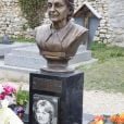 Exclusif - En présence de Julie Bocquet, sa fille cachée, la statue rénovée de Claude François a été dévoilée au cimetière de Dannemois où l'artiste a vécu jusqu'à sa mort, le 9 mars 2019. © Marc Ausset-Lacroix/Bestimage