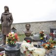 Exclusif - En présence de Julie Bocquet, sa fille cachée, la statue rénovée de Claude François a été dévoilée au cimetière de Dannemois où l'artiste a vécu jusqu'à sa mort, le 9 mars 2019. © Marc Ausset-Lacroix/Bestimage