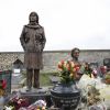 Exclusif - En présence de Julie Bocquet, sa fille cachée, la statue rénovée de Claude François a été dévoilée au cimetière de Dannemois où l'artiste a vécu jusqu'à sa mort, le 9 mars 2019. © Marc Ausset-Lacroix/Bestimage