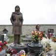 Exclusif - En présence de Julie Bocquet, sa fille cachée, la statue rénovée de Claude François a été dévoilée au cimetière de Dannemois où l'artiste a vécu jusqu'à sa mort, le 9 mars 2019. © Marc Ausset-Lacroix/Bestimage