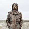 Exclusif - En présence de Julie Bocquet, sa fille cachée, la statue rénovée de Claude François a été dévoilée au cimetière de Dannemois où l'artiste a vécu jusqu'à sa mort, le 9 mars 2019. © Marc Ausset-Lacroix/Bestimage