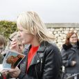 Exclusif - En présence de Julie Bocquet, sa fille cachée, la statue rénovée de Claude François a été dévoilée au cimetière de Dannemois où l'artiste a vécu jusqu'à sa mort, le 9 mars 2019. © Marc Ausset-Lacroix/Bestimage