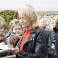 Exclusif - En présence de Julie Bocquet, sa fille cachée, la statue rénovée de Claude François a été dévoilée au cimetière de Dannemois où l'artiste a vécu jusqu'à sa mort, le 9 mars 2019. © Marc Ausset-Lacroix/Bestimage