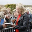 Exclusif - En présence de Julie Bocquet, sa fille cachée, la statue rénovée de Claude François a été dévoilée au cimetière de Dannemois où l'artiste a vécu jusqu'à sa mort, le 9 mars 2019. © Marc Ausset-Lacroix/Bestimage