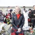 Exclusif - En présence de Julie Bocquet, sa fille cachée, la statue rénovée de Claude François a été dévoilée au cimetière de Dannemois où l'artiste a vécu jusqu'à sa mort, le 9 mars 2019. © Marc Ausset-Lacroix/Bestimage