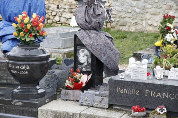 Exclusif - En présence de Julie Bocquet, sa fille cachée, la statue rénovée de Claude François a été dévoilée au cimetière de Dannemois où l'artiste a vécu jusqu'à sa mort, le 9 mars 2019. © Marc Ausset-Lacroix/Bestimage