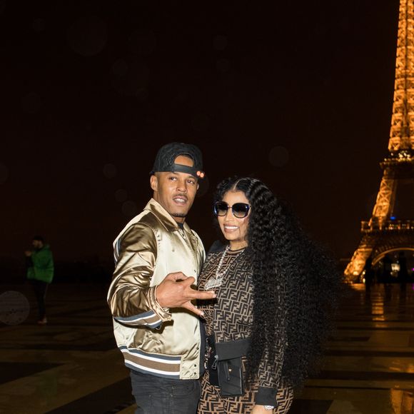 Exclusif - Nicki Minaj et son compagnon Kenneth "Zoo" Petty quittent l'hôtel Royal Monceau et vont poser en photo devant la tour Eiffel à Paris le 8 mars 2019.