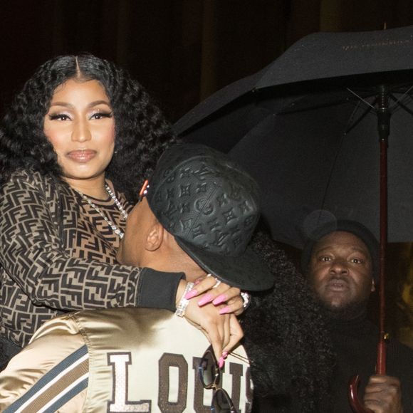 Exclusif - Nicki Minaj et son compagnon Kenneth "Zoo" Petty quittent l'hôtel Royal Monceau et vont poser en photo devant la tour Eiffel à Paris le 8 mars 2019.
