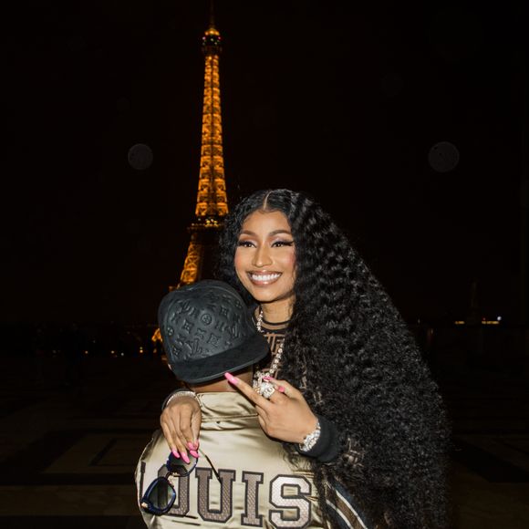 Exclusif - Nicki Minaj et son compagnon Kenneth "Zoo" Petty quittent l'hôtel Royal Monceau et vont poser en photo devant la tour Eiffel à Paris le 8 mars 2019.