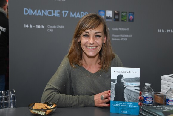 Agnès Martin-Lugand - Salon du Livre de Paris 2019 du 15 au 18 mars 2019 à la Porte de Versailles. Le 16 mars 2019 © Lionel Urman / Bestimage