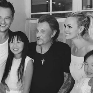 David Hallyday avec ses soeurs Jade et Joy, son père Johnny Hallyday et sa belle-mère Laeticia Hallyday sur une photo publiée sur Instagram en juin 2017.