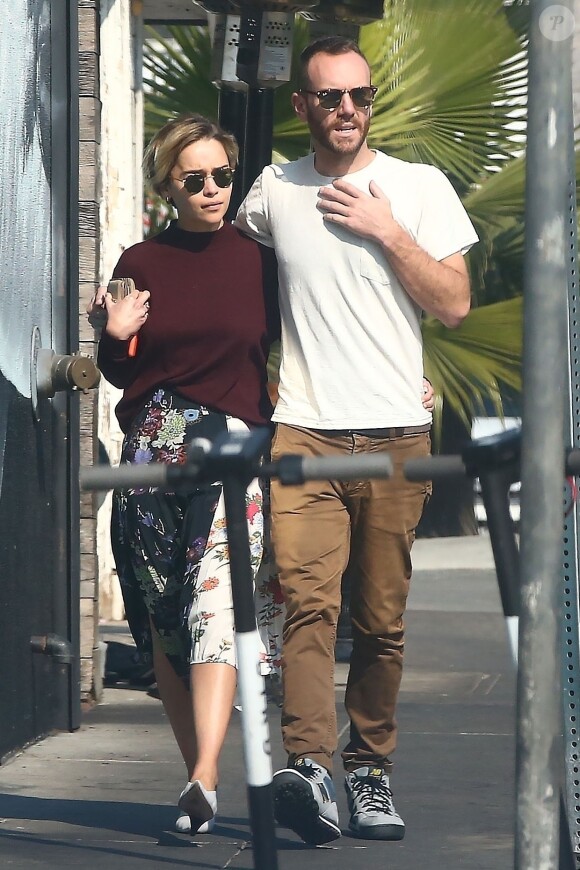 Exclusif - Emilia Clarke (Game of Thrones) se balade bras dessus bras dessous avec son compagnon Charlie McDowell à Los Angeles le 11 novembre 2018.
