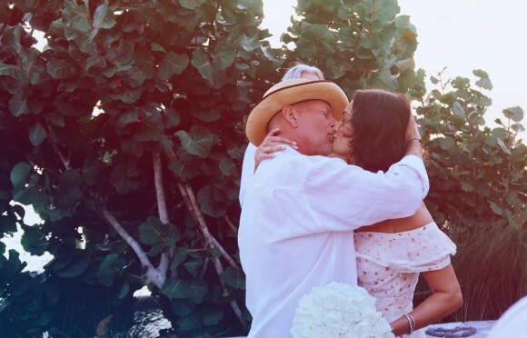 Bruce Willis et sa femme Emma ont renouvelé le 21 mars 2019 leurs voeux de mariage, 10 ans après, au cours d'une cérémonie sur la plage dans les îles Turks-et-Caïcos, en présence notamment de Demi Moore. Photo Instagram Emma Heming Willis.