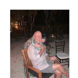 Bruce Willis avec sa fille Rumer Willis le 19 mars 2019 chez lui dans les îles Turks-et-Caïcos, lors de son 64e anniversaire. Photo Instagram Rumer Willis.