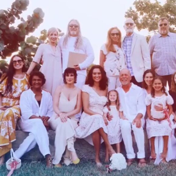 Bruce Willis et sa femme Emma ont renouvelé le 21 mars 2019 leurs voeux de mariage, 10 ans après, dans les îles Turks-et-Caïcos, en présence notamment de leurs filles Evelyn et Mabel, de l'ex-femme de l'acteur, Demi Moore, ainsi que de ses filles Rumer et Scout. Photo Instagram Rumer Willis.
