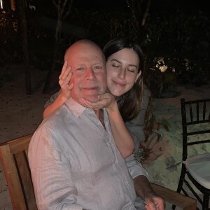 Bruce Willis avec sa fille Scout Larue Willis le 19 mars 2019 chez lui dans les îles Turks-et-Caïcos, lors de son 64e anniversaire. Photo Instagram Rumer Willis.