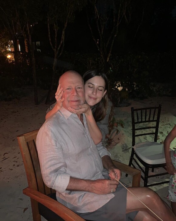 Bruce Willis avec sa fille Scout Larue Willis le 19 mars 2019 chez lui dans les îles Turks-et-Caïcos, lors de son 64e anniversaire. Photo Instagram Rumer Willis.