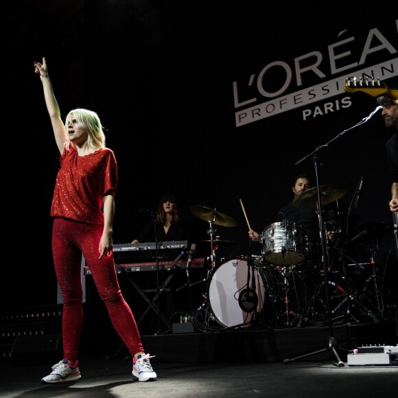 Cécile Cassel et son groupe HollySiz lors du défilé du 110ème anniversaire de l'Oréal Professionnel "La French - Art Of Hair Coloring au Carrousel du Louvre à Paris, France, le 24 mars 2019. © Cyril Moreau/Bestimage