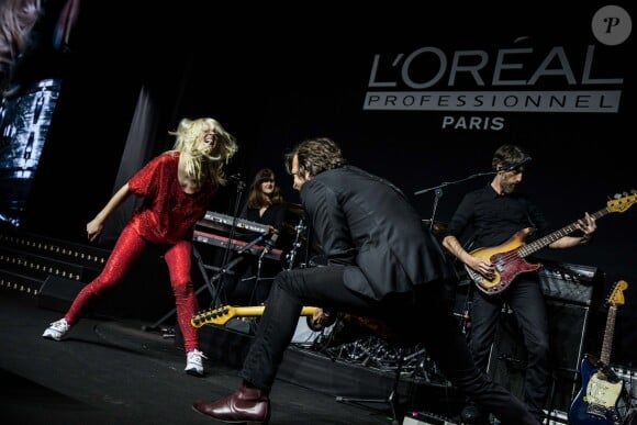 Cécile Cassel et son groupe HollySiz lors du défilé du 110ème anniversaire de l'Oréal Professionnel "La French - Art Of Hair Coloring au Carrousel du Louvre à Paris, France, le 24 mars 2019. © Cyril Moreau/Bestimage