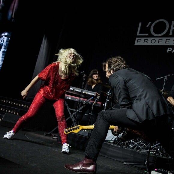 Cécile Cassel et son groupe HollySiz lors du défilé du 110ème anniversaire de l'Oréal Professionnel "La French - Art Of Hair Coloring au Carrousel du Louvre à Paris, France, le 24 mars 2019. © Cyril Moreau/Bestimage