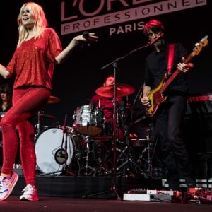 Cécile Cassel et son groupe HollySiz lors du défilé du 110ème anniversaire de l'Oréal Professionnel "La French - Art Of Hair Coloring au Carrousel du Louvre à Paris, France, le 24 mars 2019. © Cyril Moreau/Bestimage