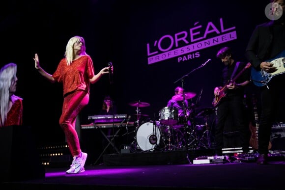Cécile Cassel et son groupe HollySiz lors du défilé du 110ème anniversaire de l'Oréal Professionnel "La French - Art Of Hair Coloring au Carrousel du Louvre à Paris, France, le 24 mars 2019. © Cyril Moreau/Bestimage
