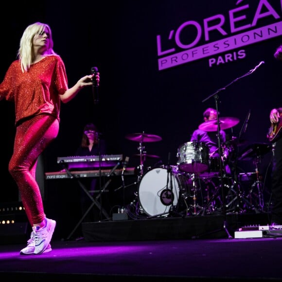 Cécile Cassel et son groupe HollySiz lors du défilé du 110ème anniversaire de l'Oréal Professionnel "La French - Art Of Hair Coloring au Carrousel du Louvre à Paris, France, le 24 mars 2019. © Cyril Moreau/Bestimage