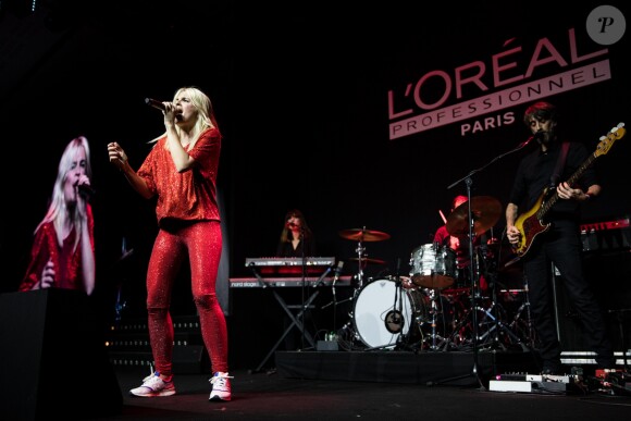 Cécile Cassel et son groupe HollySiz lors du défilé du 110ème anniversaire de l'Oréal Professionnel "La French - Art Of Hair Coloring au Carrousel du Louvre à Paris, France, le 24 mars 2019. © Cyril Moreau/Bestimage