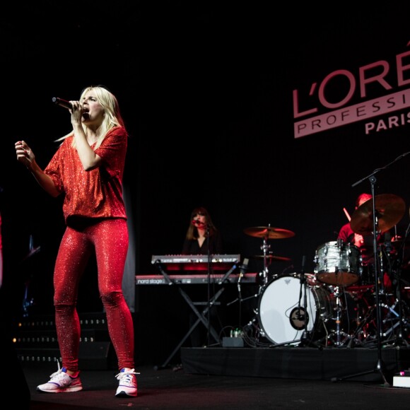 Cécile Cassel et son groupe HollySiz lors du défilé du 110ème anniversaire de l'Oréal Professionnel "La French - Art Of Hair Coloring au Carrousel du Louvre à Paris, France, le 24 mars 2019. © Cyril Moreau/Bestimage