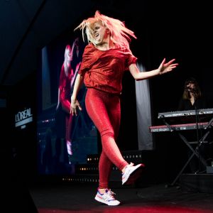 Cécile Cassel et son groupe HollySiz lors du défilé du 110ème anniversaire de l'Oréal Professionnel "La French - Art Of Hair Coloring au Carrousel du Louvre à Paris, France, le 24 mars 2019. © Cyril Moreau/Bestimage