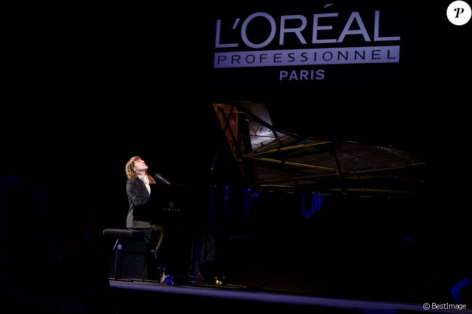 Juliette Armanet Lors Du Defile Du 110eme Anniversaire De L Oreal Professionnel La French Art Of Hair Coloring Au Carrousel Du Louvre A Paris France Le 24 M Purepeople