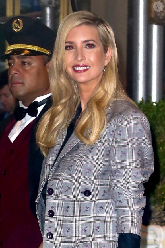 Ivanka Trump et son mari Jared Kushner sortent de leur domicile sous la pluie et saluent les photographes à New York, le 25 septembre 2018