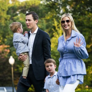 Jared Kushner et sa femme Ivanka Trump traversent la pelouse sud de la Maison Blanche à Washington DC avec leurs enfants Theodore et Joseph après un week-end à Bedminster dans le New Jersey, le 29 juillet 2018.
