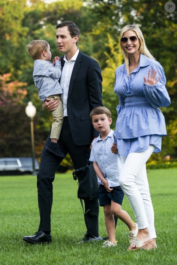 Jared Kushner et sa femme Ivanka Trump traversent la pelouse sud de la Maison Blanche à Washington DC avec leurs enfants Theodore et Joseph après un week-end à Bedminster dans le New Jersey, le 29 juillet 2018.