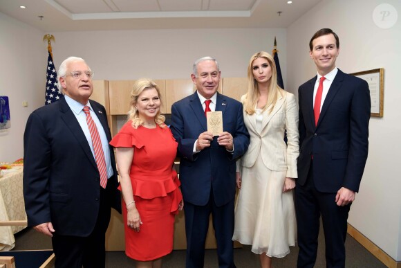 Le Premier ministre Benjamin Netanyahu et sa femme Sara assistent avec Ivanka Trump, son mari Jared Kushner et l'ambassadeur américain en Israël David M. Friedman à l'inauguration de l'ouverture de l'ambassade américaine à Jérusalem, le 14 mai 2018.