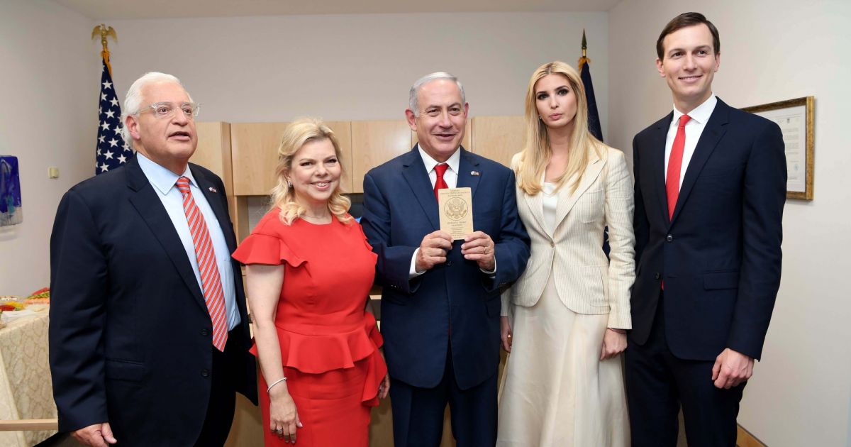 Le Premier ministre Benjamin Netanyahu et sa femme Sara assistent avec