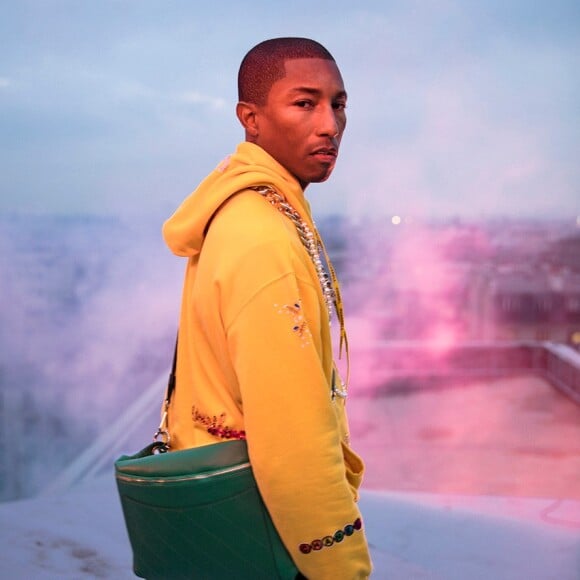 Pharrell Williams a officiellement annoncé le début de sa collaboration avec Chanel intitulée "Chanel Pharrell", un nom donné par le défunt Karl Lagerfeld.