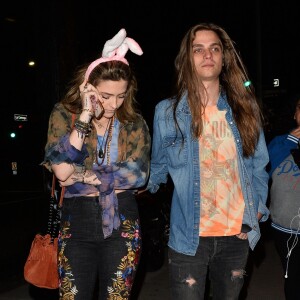 Paris Jackson est allée assister au spectacle de son parrain Macaulay Culkin accompagnée de son compagnon Gabriel Glenn à Los Angeles, le 19 mars 2019.