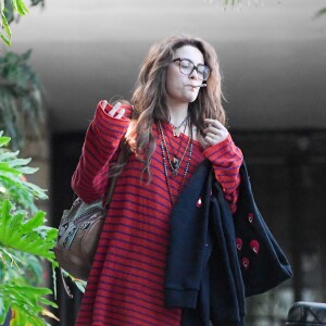 Exclusif - Paris Jackson fume une cigarette accompagnée d'un ami à Los Angeles le 20 septembre 2018.