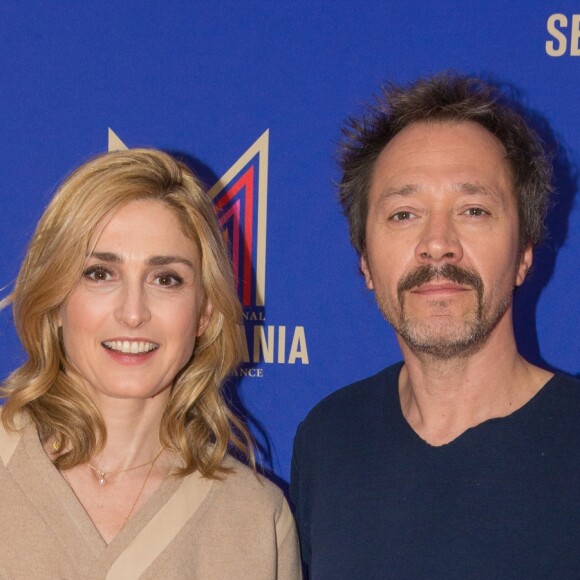 Julie Gayet et Bruno Debrandt au photocall de la nouvelle série de France 3 "Soupçons" lors de la 10ème édition du festival Series Mania à Lille, le 25 mars 2019. © Stéphane Vansteenkiste/Bestimage